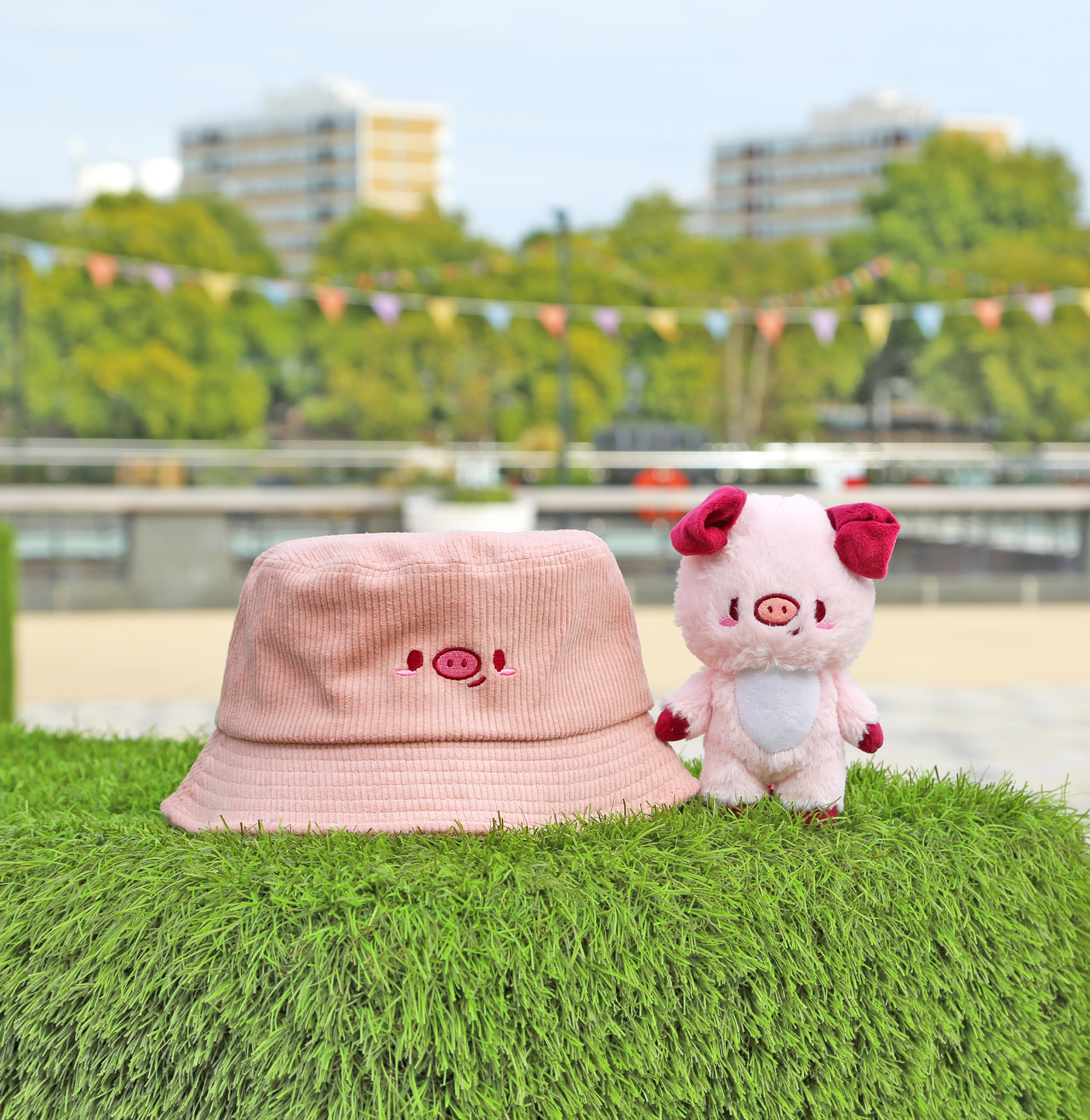 MozoMozo Kobuta Bucket Hat